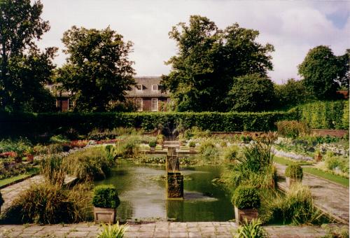 KensingtonGardens5.JPG (47908 bytes)